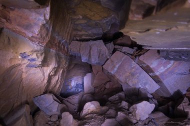 Eski mağaradaki geçitler çalışıyor.