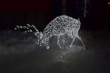Caddelerdeki çelenklerden parlayan geyik