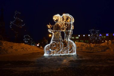 Izhevsk 'te arka ışıklandırılmış buz heykelleri