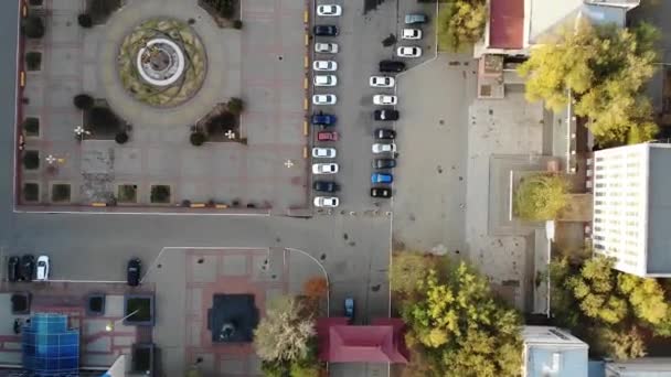 Blick Von Oben Auf Eine Stadtstraße Mit Parkplätzen — Stockvideo