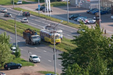 Trafik akışıyla şehir caddesi