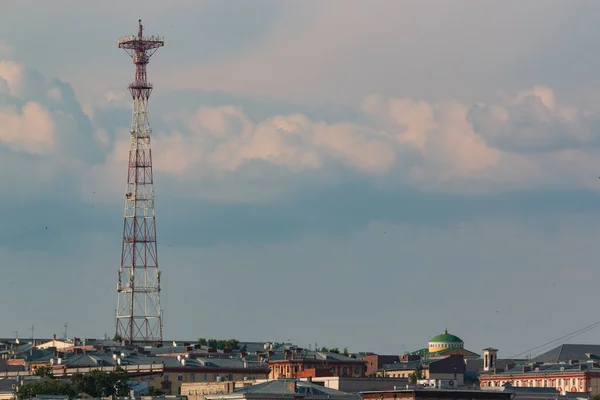 Πύργος Τηλεόρασης Πανύψηλα Πάνω Από Την Πόλη — Φωτογραφία Αρχείου