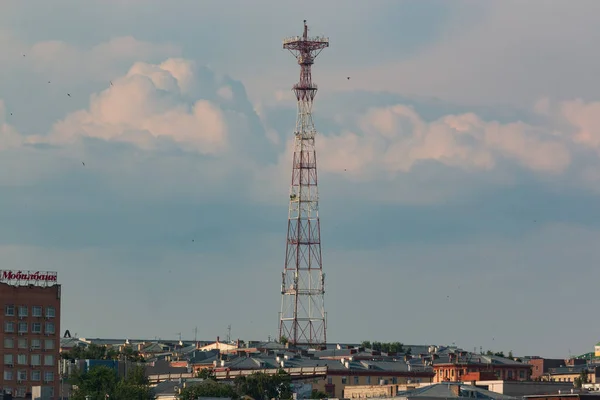 Πύργος Τηλεόρασης Πανύψηλα Πάνω Από Την Πόλη — Φωτογραφία Αρχείου