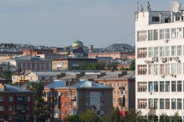 Yazın şehrin çatı manzarası