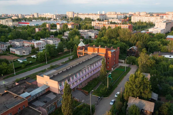 夕方に高層ビルが立ち並ぶロシアの地方都市 — ストック写真