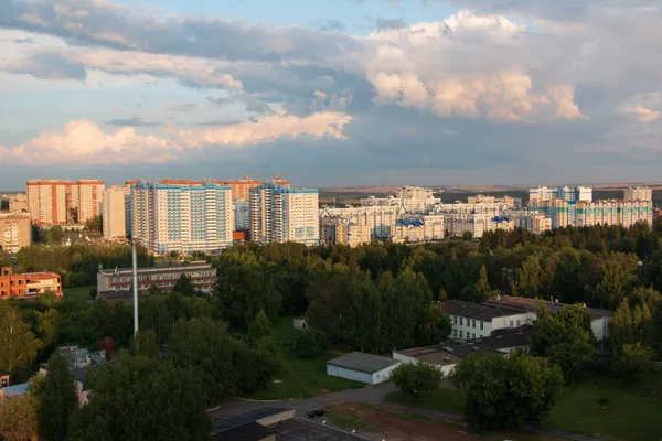 Επαρχιακή Πόλη Της Ρωσίας Ψηλά Κτίρια Βράδυ — Φωτογραφία Αρχείου