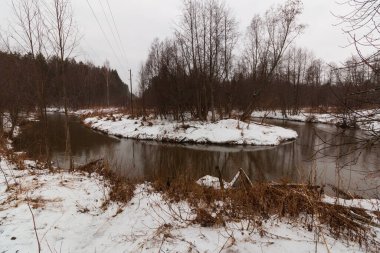 Sonbaharda nehrin soğuk suları