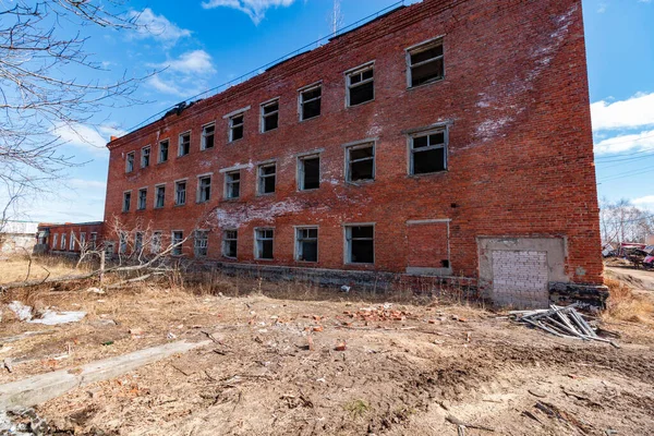 Edificio Abandonado Ladrillo Rojo Con Ventanas Vacías — Foto de Stock