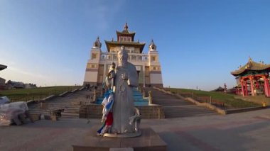 Elista şehrinin ana Budist tapınağının girişinin önünde.