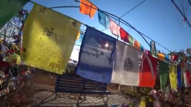 Bir Budist tapınağında çok renkli kumaş üzerine dualar.