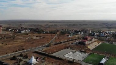 Sonbaharda Elista şehrinin kenar mahallelerinde.