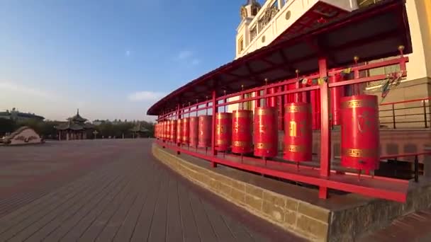 仏教寺院で赤い太鼓を回転させ — ストック動画