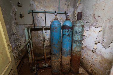 Bodrumdaki eski gaz tüpleri. Sığınak ekipmanları. Korkunç bir durumda terk edilmiş bir sığınak.