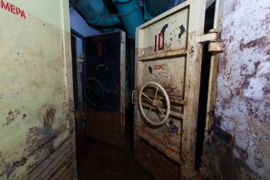 Güvenlik kapısı olan bir yeraltı binası. Sığınakta hava geçirmez bir kapı. Demir kapılı sığınak