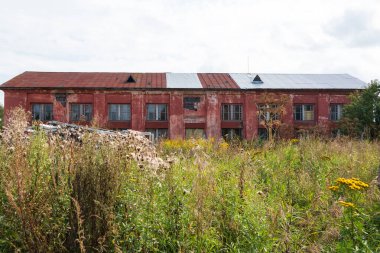 Daireler için tamamlanmamış tuğla ev. Terk edilmiş kırmızı tuğla bina. İnşaata yatırım yapan aldatılmış sermaye sahipleri