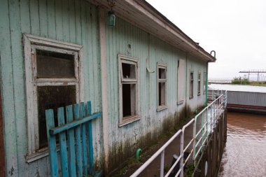 İskelede terk edilmiş bir kafe gemisi nehrin kenarında eski bir ahşap bina iflas etmiş bir dinlenme merkezi.