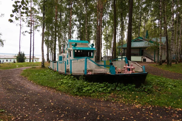 Ξύλινο Παλιό Σκάφος Στην Ξηρά Διακόσμηση Κέντρο Αναψυχής Στο Δάσος — Φωτογραφία Αρχείου