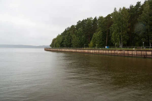 Oude Dijk Aan Rivier Openluchtrecreatie Aan Het Water Bewolkte Ochtend — Stockfoto