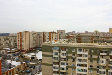 Şehirdeki paneller, çok katlı binalar, bir Rus şehrinin yerleşim alanı.