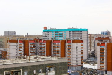 Şehirdeki paneller, çok katlı binalar, bir Rus şehrinin yerleşim alanı.