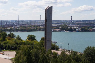 İzhevsk şehrinin yaz seti, göletin ara sokağında bir çeliktir, yüksek bir yerden kentsel çevre