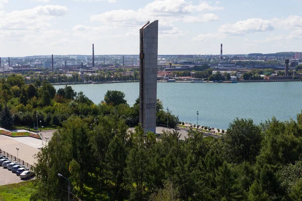 İzhevsk şehrinin yaz seti, göletin ara sokağında bir çeliktir, yüksek bir yerden kentsel çevre