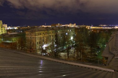 Gece ışıkları, avlu dolusu uyku alanları.