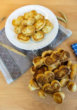 Ev yapımı Palmier Puff Pastası. Şekerli lezzetli Fransız palmiyeli kurabiyeler. Palmiye, fil kulağı, puf böreği..