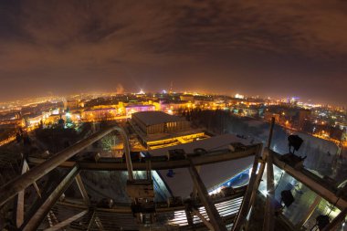 Gece şehrinin yaşamı yükseklikten, gece yerleşim alanlarından, takvimin arka planından