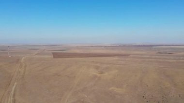 Gökyüzünden uçsuz bucaksız, cansız topraklar.