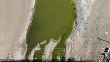 Kalmykia 'da bir gölün dibindeki kuraklık çatlakları