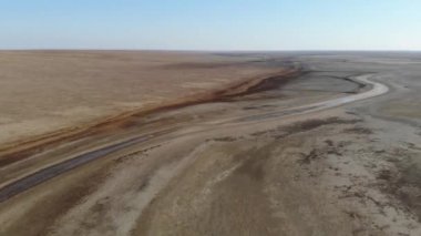 Kuraklık manzarası. Yerdeki çatlakların havadan görünüşü. Doku. Çöl manzarası