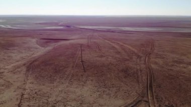 Bitkisiz toprak, elektrik hattı, kıyamet sonrası, ekoloji, doğayla ilgilenin.