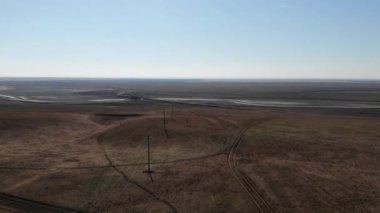 Bitmek bilmeyen boş topraklarda güç hattı, çorak toprakların en üst manzarası.