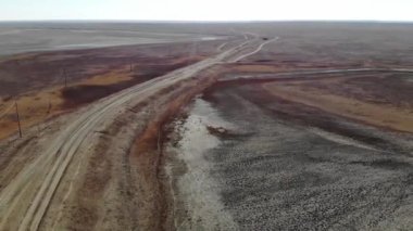 Elektrik hattı boyunca zayıf kapsama alanı olan yol, uçsuz bucaksız bozkırın dışında.