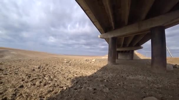 Сухая Река Мостом — стоковое видео