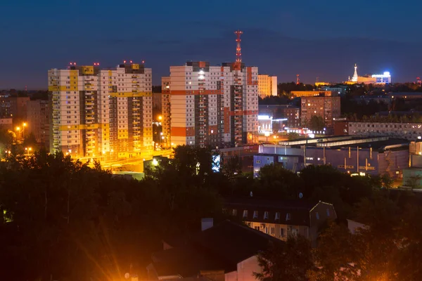 Nocna Panorama Miasta Oświetlonymi Budynkami Zabytki Izhewska — Zdjęcie stockowe