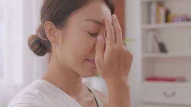 Nefesini yönlendirmek için, Asyalı bir bayan parmaklarıyla burun deliklerine dokunur. Yoga ve meditasyona başlamak için.