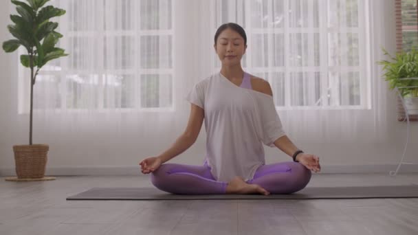 Ochtend Yoga Met Een Aziatische Vrouw Zittend Gemakkelijke Positie Sukhasana — Stockvideo