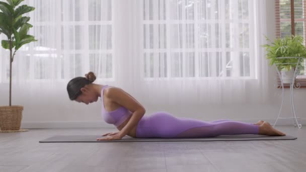 Närbild Asiatisk Kvinna Utövar Yoga Cobra Motion Bhujangasana Hållning Träna — Stockvideo