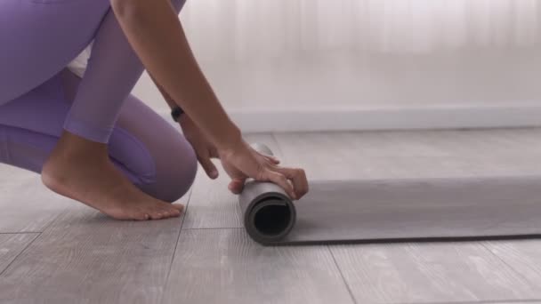 Närbild Asiatiska Kvinnans Händer Rullar Upp Sin Yogamatta Efter Ett — Stockvideo