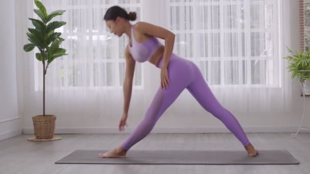 Mattino Una Donna Asiatica Vestita Abbigliamento Sportivo Yoga Piedi Asana — Video Stock