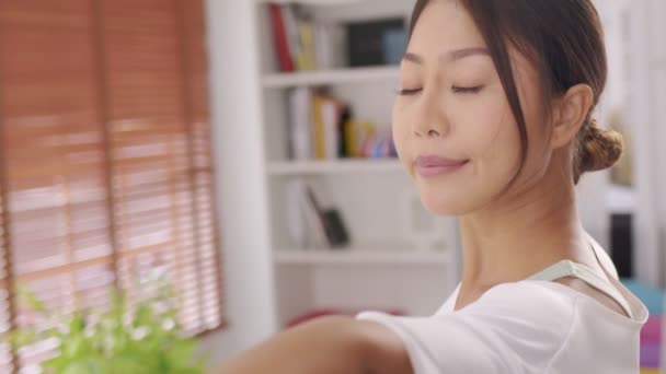 Cara Cercana Mujer Asiática Haciendo Ejercicio Ropa Deportiva Realizando Yoga — Vídeos de Stock