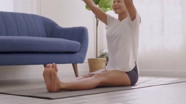 Ochtend Een Aziatische Vrouw Doet Yoga Staande Voorwaartse Bocht Oefening — Stockvideo