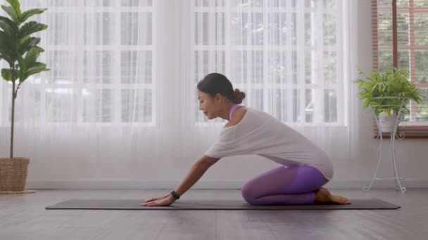 Asiatisk Kvinna Som Tränar Sportkläder Yogan Sittande Barnträning Balasana Hållning — Stockvideo