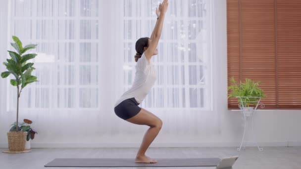 Staande Parsvakonasana Houding Side Angle Oefening Aziatische Dame Doen Yoga — Stockvideo