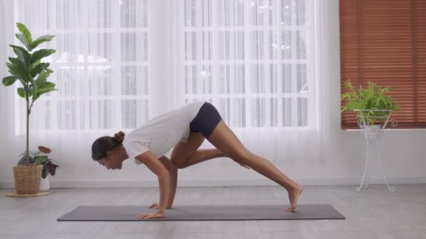 瑜伽手倒立姿势 垫子上的Vrischikasana 穿着运动服的亚洲女人在里面锻炼 — 图库视频影像