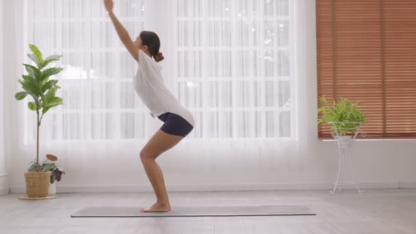 Standing Parsvakonasana Stance Side Angle Exercise Asian Lady Doing Yoga — Stock Video