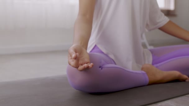 Tutup Tangan Dan Wajah Wanita Asia Melakukan Yoga Pagi Duduk — Stok Video