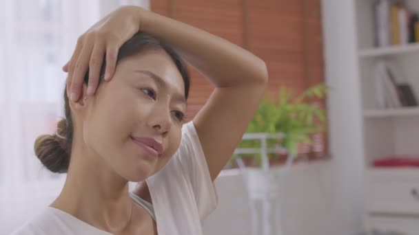 Spor Giyim Sektöründe Asyalı Bir Bayan Spor Yapıyor Dans Pozu — Stok video